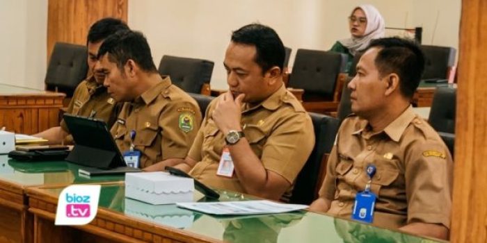 Komisi IV DPRD Trenggalek menolak wacana full day school 5 hari karena berpotensi mengurangi waktu santri belajar agama