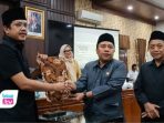 Disahkan Kades Tetap Bisa Lulusan SMP, Perangkat Desa Harus Lebih Berpendidikan Minimal SMA Syarat kades tetap minimal lulusan SMP, sedangkan perangkat desa wajib minimal SMA dan lulus tes CAT