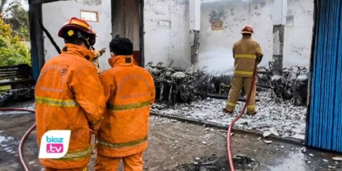 Kebakaran Arik Jaya Motor di Kecamatan Bendungan, Trenggalek, menghanguskan 43 sepeda motor.