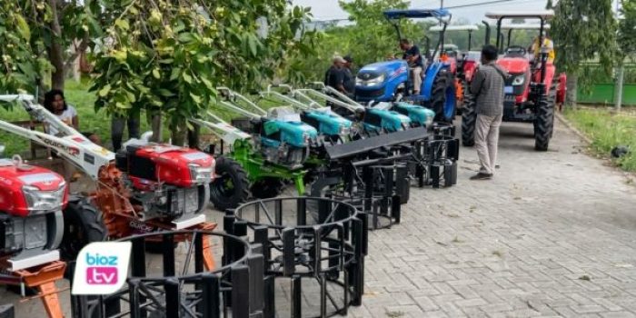 Pemkab Trenggalek menyalurkan bantuan alsintan dari APBN, mulai traktor hingga mesin panen