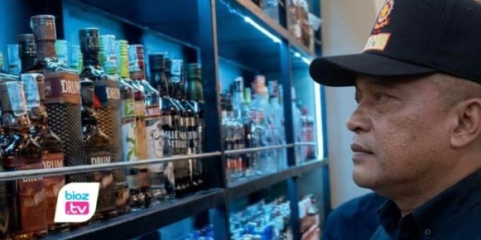 Satpol PP Trenggalek menemukan miras berkadar alkohol 43 persen di Ruko Jaas.