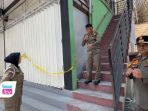 Satpol PP Trenggalek menemukan segel gerai miras Sari Jaya di Ruko Jaas rusak.
