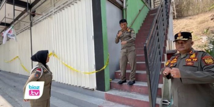 Satpol PP Trenggalek menemukan segel gerai miras Sari Jaya di Ruko Jaas rusak.